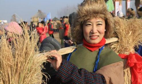 稻草藝術(shù)節(jié)上的農(nóng)家女 沈殿成 攝